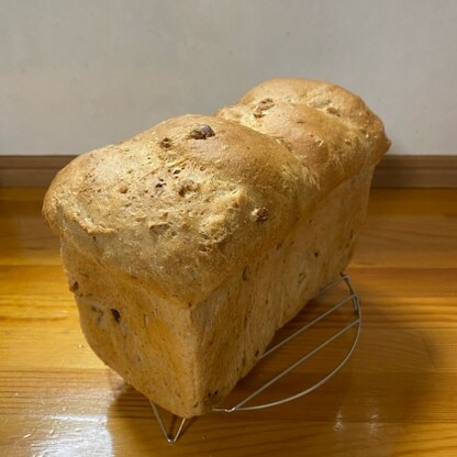 食パン型に入れてイギリスパン風にしてみました。全粒粉入りなのでモチモチしていて美味しかったです☺️